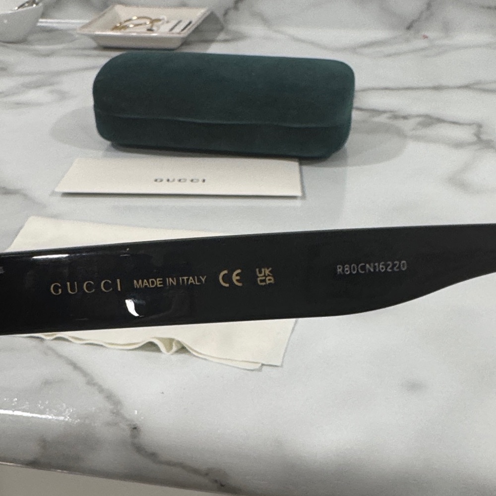 Gucci Black Oval Women's Sunglasses - Picture 4 of 9